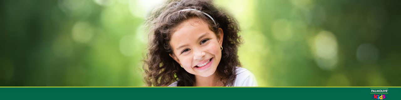 Cabelo cacheado infantil feminino em uma garotinha sorrindo