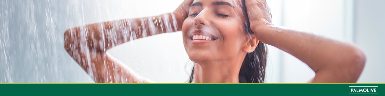 mulher tomando banho feliz com chuveiro ligado