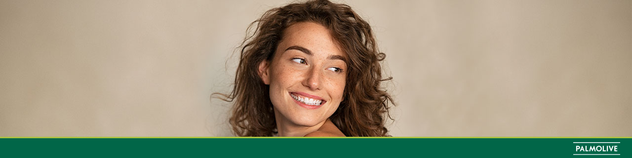 menina pensando em hidratar cabelo ressecado