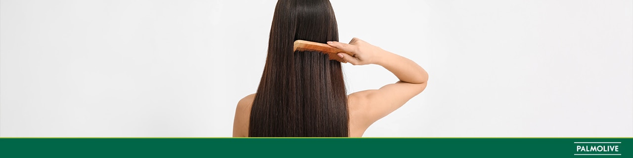 Mulher com medo de ter frizz no cabelo