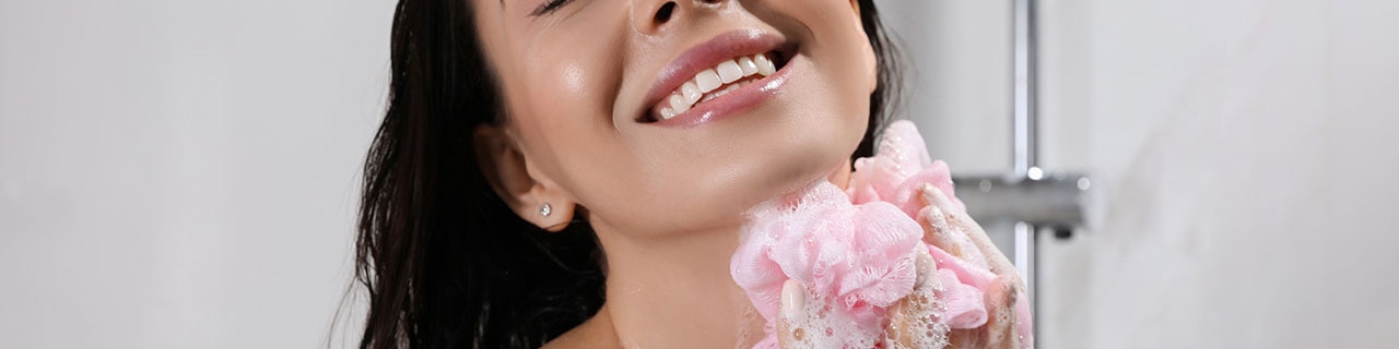 Mulher tomando um banho relaxante usando um bom sabonete corporal