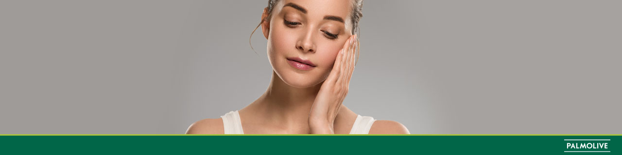 Mulher branca passando a mão na pele seca do rosto