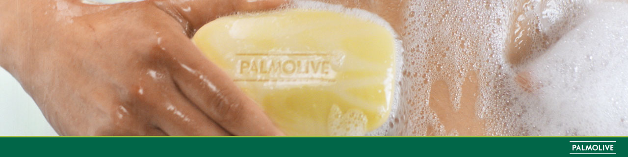 Pessoa segurando o sabonete de abacate e tomando banho