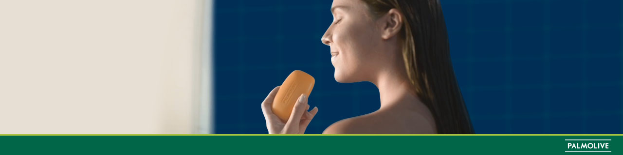 Mulher sentindo cheiro do seu sabonete de tangerina