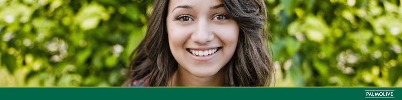 Mulher sorrindo e com o cabelo tratado por produtos para o cabelo crescer 