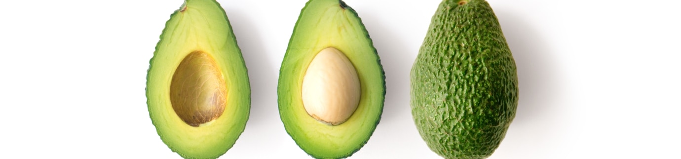 Três abacates sobre fundos coloridos, representando ingredientes naturais como o uso de abacate no cabelo para hidratar e nutrir os fios profundamente. 