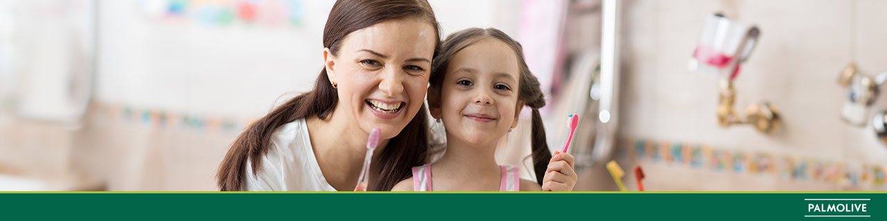 Mãe ensinando higiene infantil 