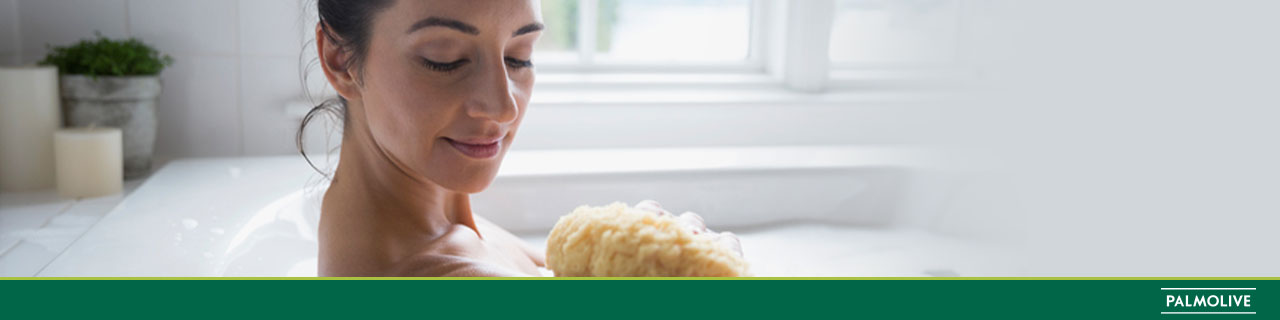 Mulher usando produtos de banho 