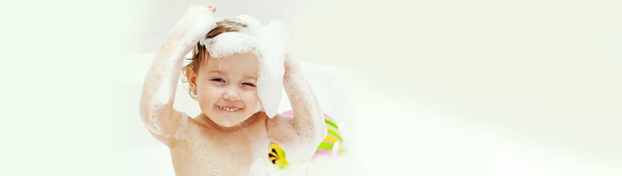 criança tomando banho