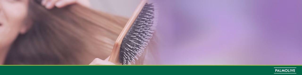 Cabelo sendo penteado após a pessoa seguir dicar de como escolher escova de cabelo