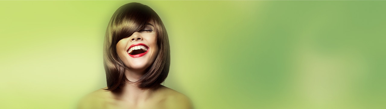 Mulher sonhando em como fazer escova no cabelo 