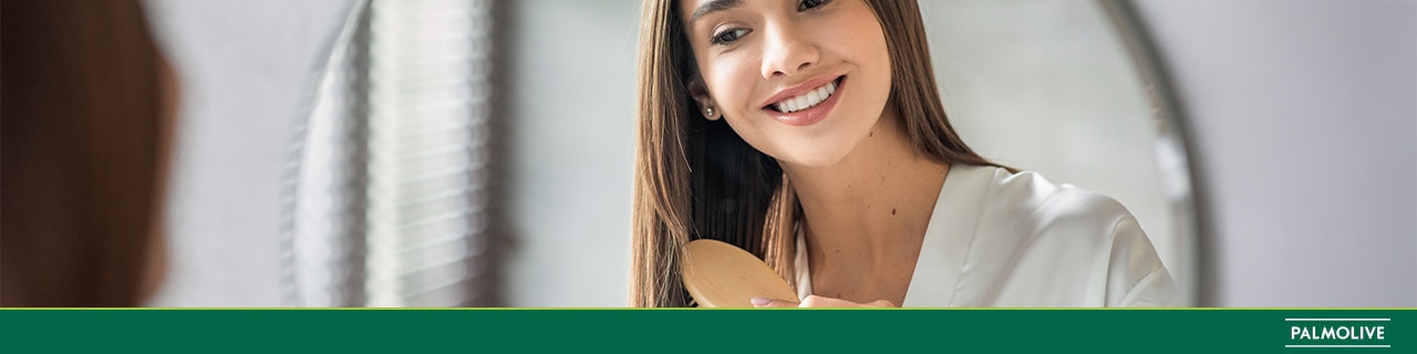 mulher escovando o cabelo