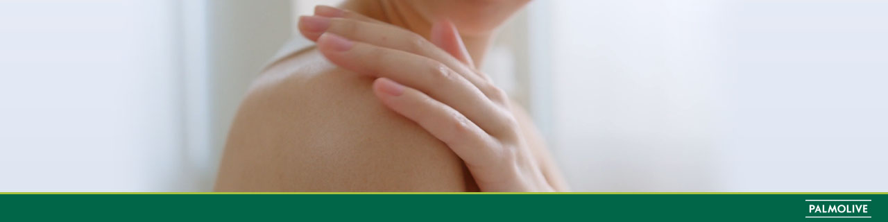 Imagem do ombro de uma mulher hidratando a pele com óleo de argan para a pele