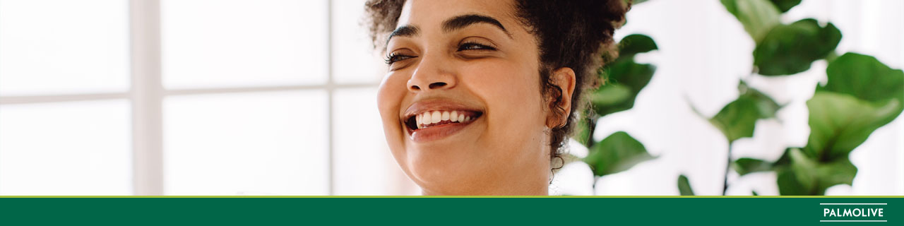 Menina feliz com os benefícios do maracujá para pele após utilizar o sabonete da fruta