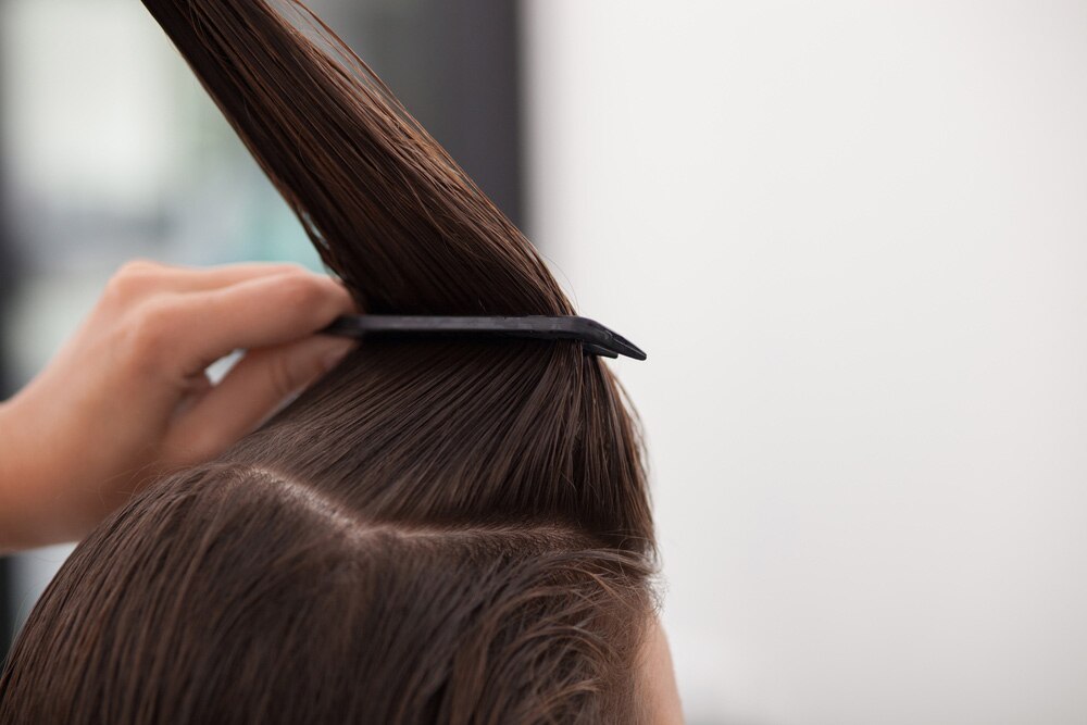 Mujer estilizando su cabello con su cepillo ideal Mujer estilizando su cabello con su cepillo ideal