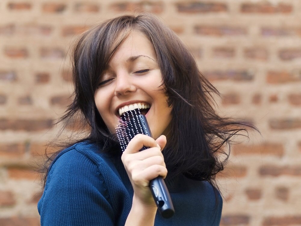 Mujer con el cepillo para su tipo de cabello Mujer con el cepillo para su tipo de cabello