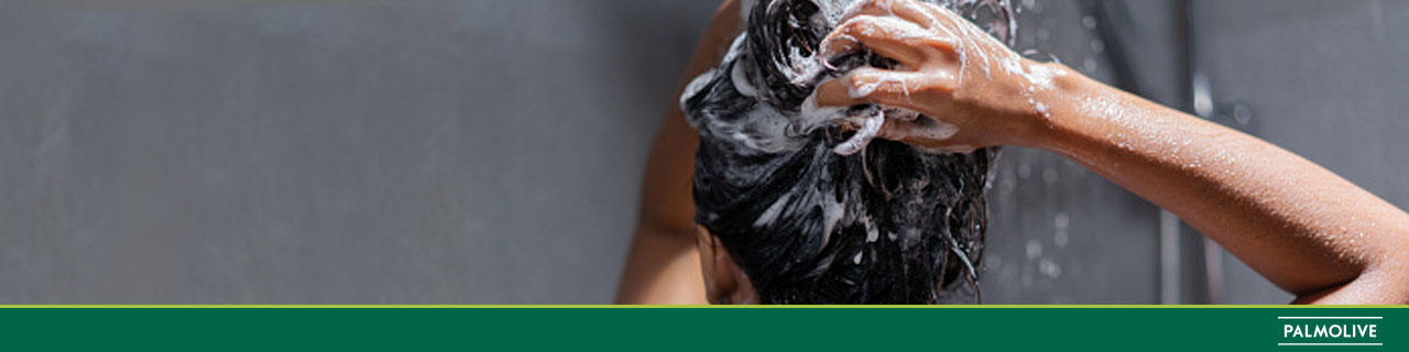 Mulher lavando o cabelo com shampoo antirresíduo