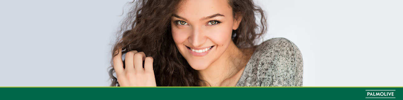 Mulher sorrindo com o cabelo limpo depois de usar shampoo para queda de cabelo